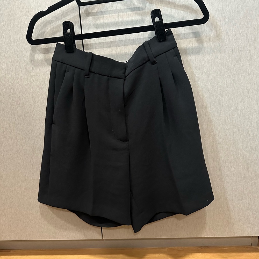 aritzia effortless short - 7inch length